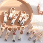 ناخن‌گیر عروسکی کرم نسکافه‌ای