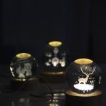 گوی کریستال چراغ‌دار پایه چوبی کوچک