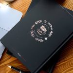 سررسید B5 یه سال خوب سیاهبرگ ته دوخت طلاکوب سری بلک 1404