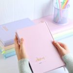 سررسید A5 یه سال خوب رنگی ته دوخت طلاکوب 1404