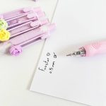 ست 5 عددی روان نویس کلیکی گریپ طرح دار MOKA طرح گل Daisy Whisper کد MK-3263 - Image 3