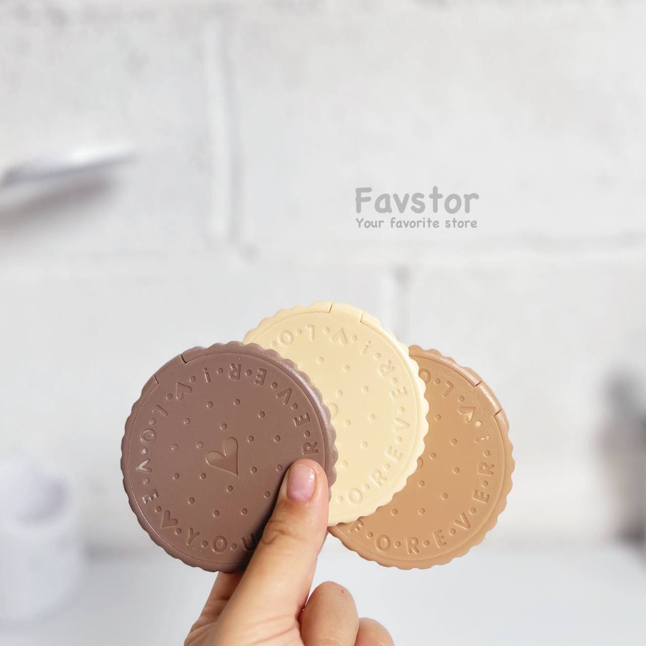 photo_2025-12-09_14-24-55 ست آینه و شانه تاشو XIUDOU طرح بیسکویت کد 157 - Image 1