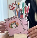 تقویم رومیزی پایه چوبی 1405 سویل طرح استند لوازم تحریر کد 1701