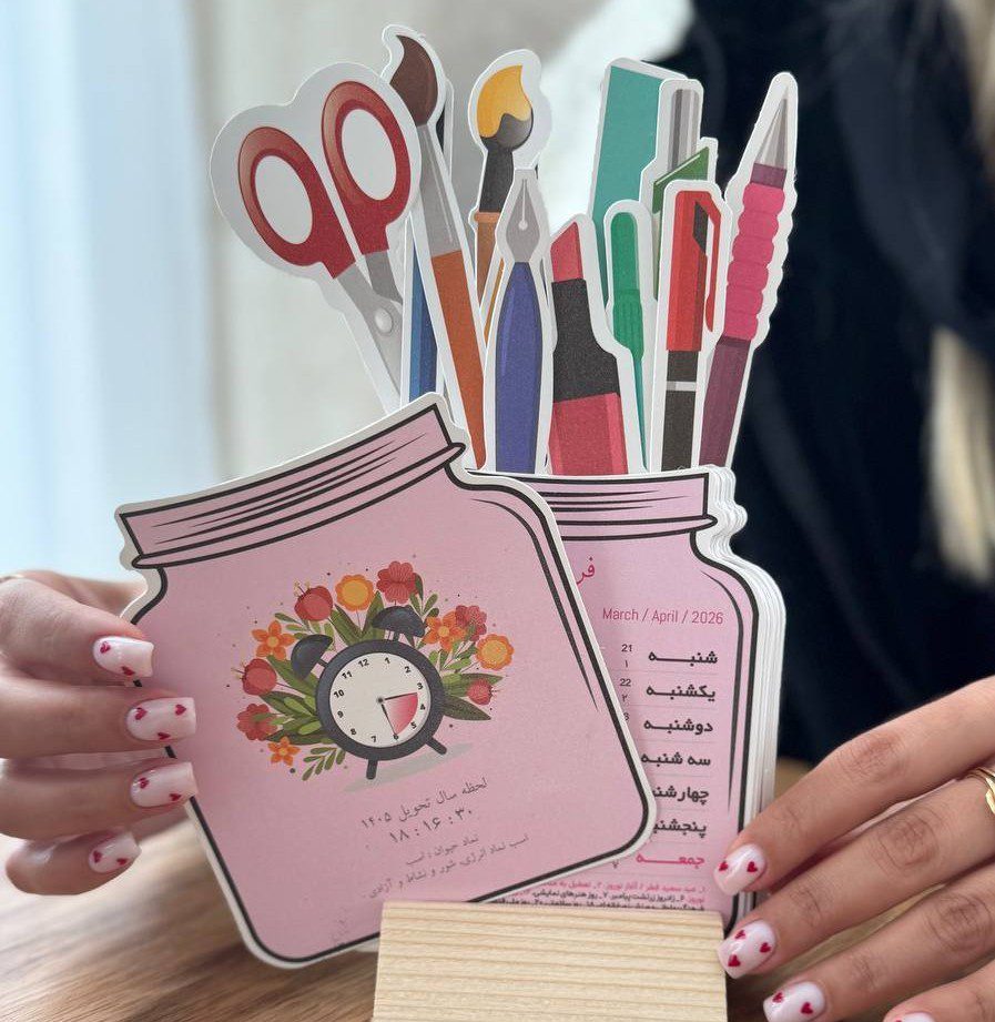 تقویم رومیزی پایه چوبی 1405 سویل طرح استند لوازم تحریر کد 1701