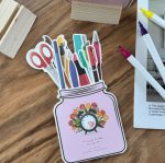 تقویم رومیزی پایه چوبی 1405 سویل طرح استند لوازم تحریر کد 1701 - Image 6