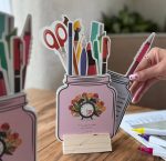 تقویم رومیزی پایه چوبی 1405 سویل طرح استند لوازم تحریر کد 1701 - Image 2