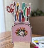 تقویم رومیزی پایه چوبی 1405 سویل طرح استند لوازم تحریر کد 1701 - Image 5