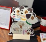 تقویم رومیزی پایه چوبی 1405 سویل طرح سگ های کیوت کد 1704