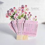 تقویم رومیزی پایه چوبی 1405 سویل طرح گل و گلدون کد 1702 - Image 5