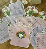 تقویم رومیزی پایه چوبی 1405 سویل طرح گل و گلدون کد 1702 - Image 2